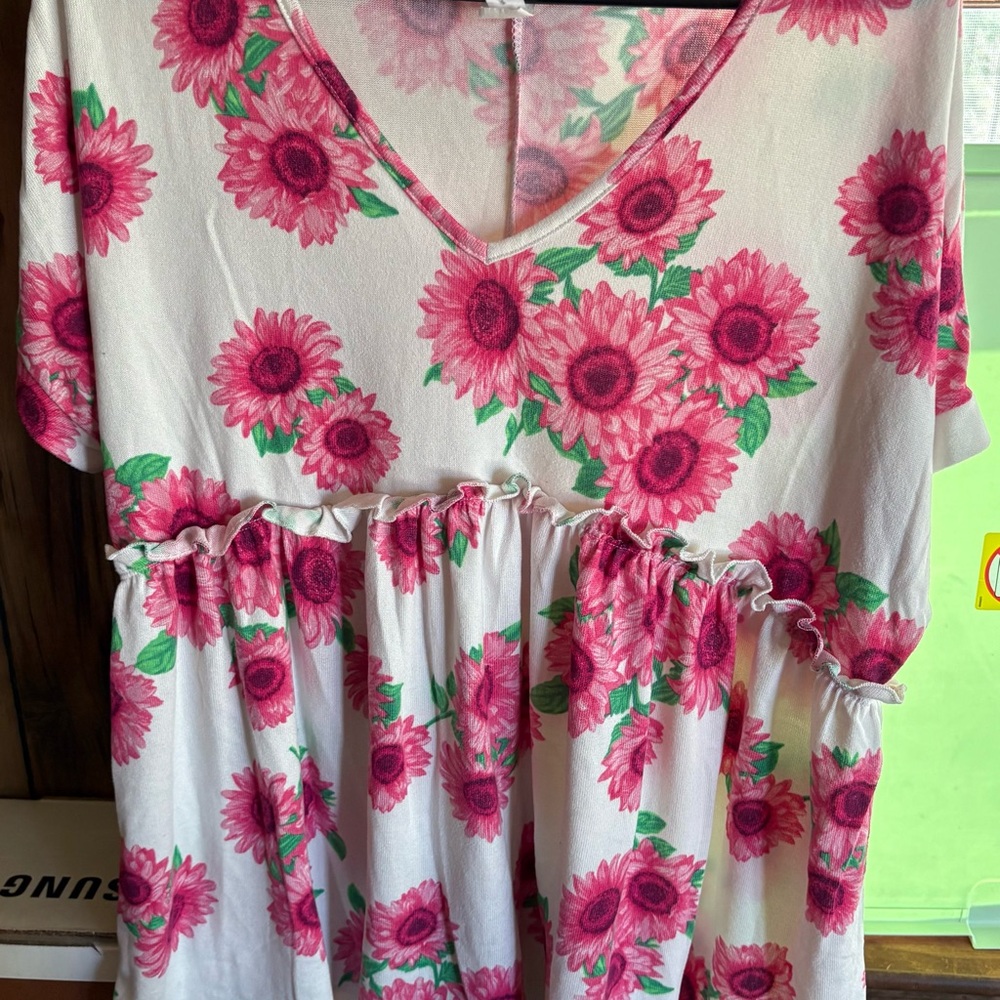 Floral V-Neck Top with Pink Sunflowers by Homeyme. Size M.